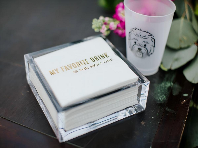 Conas a Dhéanann Naipcíní Cocktail Difríocht ó Chineálacha Eile Naipcíní i dTéarmaí Méid agus Feidhme?